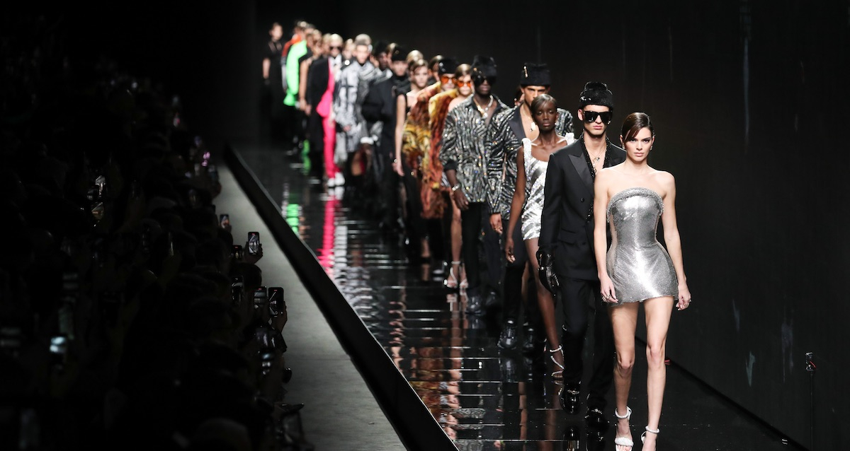 Versace jesień-zima 2020-2021: Sexy zaczyna się w głowie