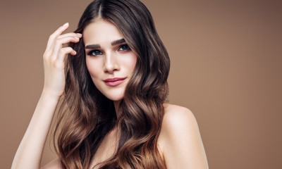 Efekt glass hair: Jak odtworzyć efekt lśniącej tafli włosów, które kochają gwiazdy Hollywood?