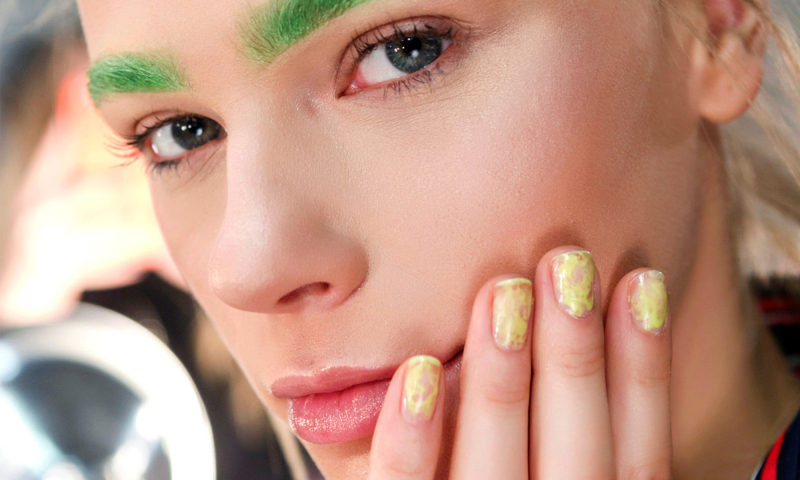 Fruit-skin nails to trend manicure, który odwzorowuje subtelność owocowej skórki