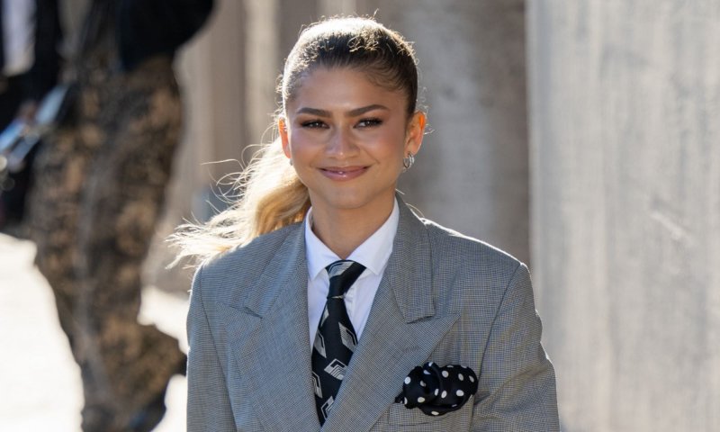 Zendaya pokochała klasyczne białe szpilki. Szukamy podobnych w sklepach