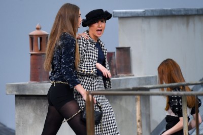 Gigi Hadid ratuje pokaz Chanel