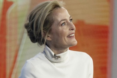 Gillian Anderson olśniewa w prostej białej sukience na każdą okazję