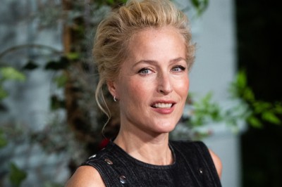 Gillian Anderson sprawia, że nawet babcine klapki na korku stają się szykowne