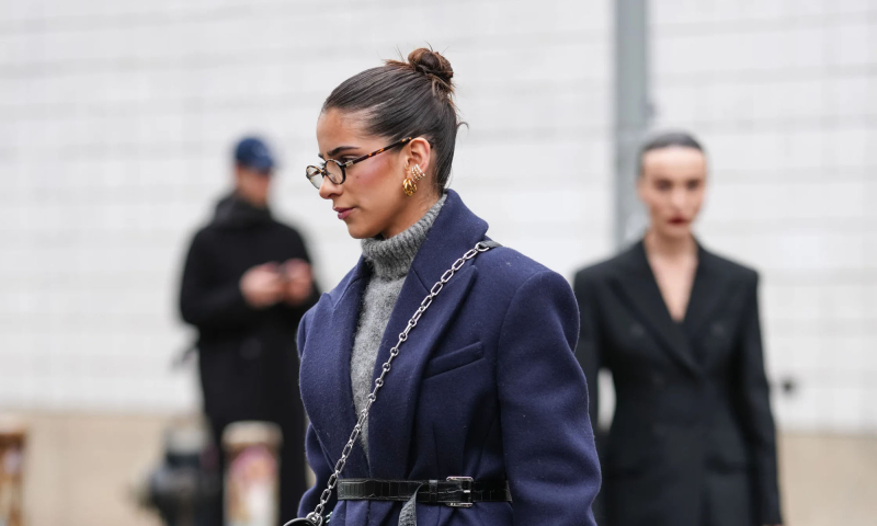 Granatowy płaszcz świetnie komponuje się z naszymi ulubionymi lookami na jesień