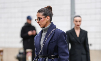 Granatowy płaszcz świetnie komponuje się z naszymi ulubionymi lookami na jesień