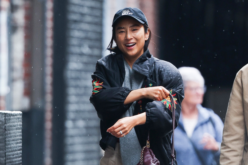 Srebrne sneakersy do beżowych spodni? Greta Lee nosi dad shoes w męskim looku