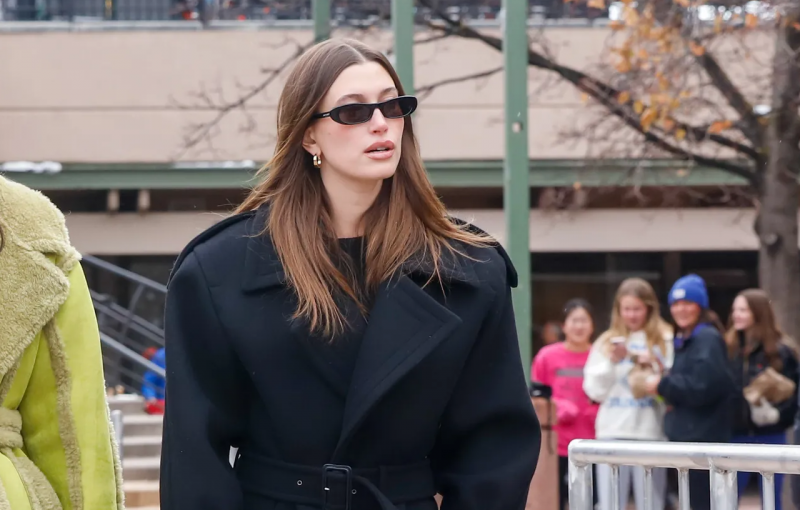 Mania wielkości: Płaszcz w rozmiarze XXL według Hailey Bieber