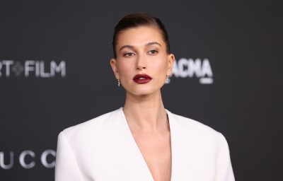 Trend na jesień: Hailey Bieber z bordową szminką na ustach