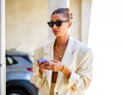 Inspirująca stylizacja: Hailey Bieber w garniturze Magdy Butrym