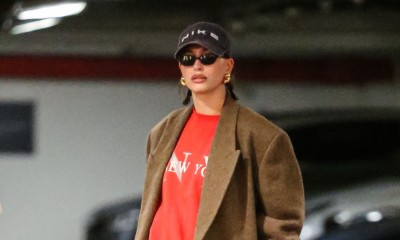 Hailey Bieber pozuje na śniegu w bieliźnianym zestawie i białym oversize’owym futrze