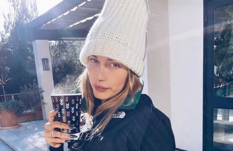 Hailey Bieber w czapce The Odder Side