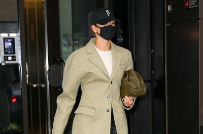 Inspirująca stylizacja: Hailey Bieber w płaszczu Bottega 