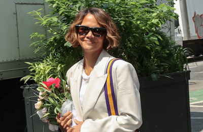 Jeansy z dziurami latem nosimy w eleganckich stylizacjach jak Halle Berry