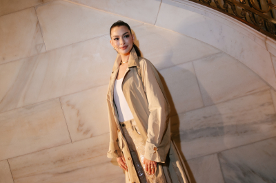 Beżowe jeansy o ciekawej fakturze? Spodnie Anne Hathaway całe pokrywają cekiny