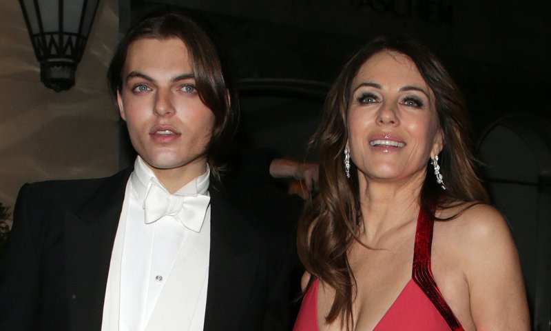 Elizabeth Hurley z synem Damianem na urodzinach Joan Collins	