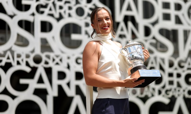 Iga Świątek świętuje zwycięstwo we French Open w total looku Magdy Butrym