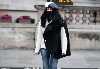 Inspirująca stylizacja: Cher w czarno-białym płaszczu