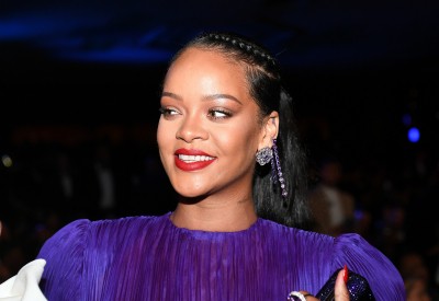 Inspirująca stylizacja: Rihanna w oversizowej koszulce No Limit