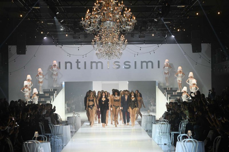 Intimissimi: Kryształowe żyrandole i białe koronki