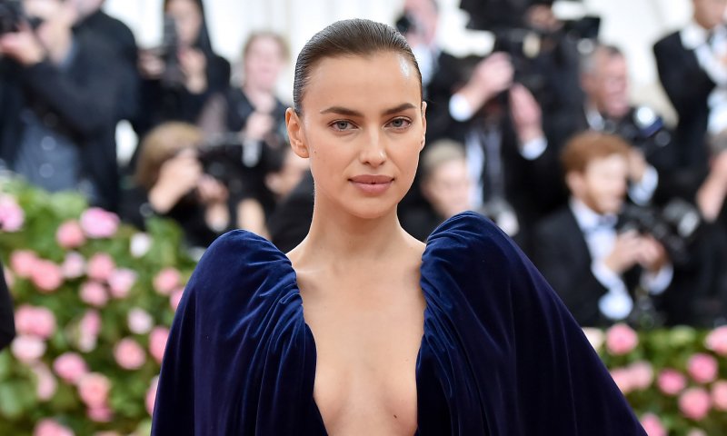 Irina Shayk w sukni Burberry