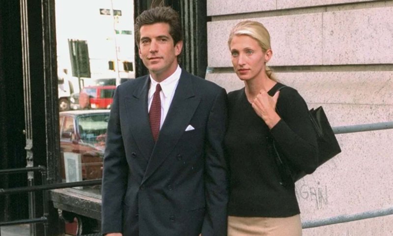 Jak ulubiona torebka Carolyn Bessette-Kennedy od Prady stała się klasykiem