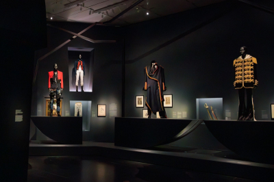 300 lat czarnej mody męskiej na wystawie „Superfine: Tailoring Black Style”