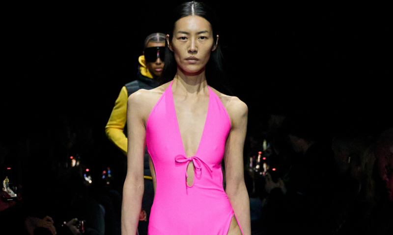Ekstremalne wycięcia w casualowej kolekcji Balenciagi jesień-zima 2025-2026 