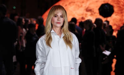 Jak stylizować białą koszulę oversize? Pasują do niej jeansy z szeroką nogawką