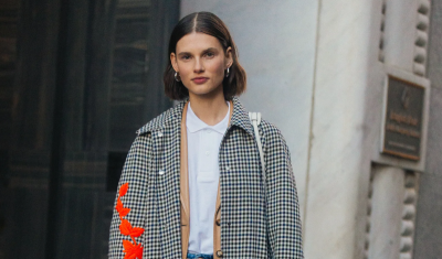 Jeansy mom i brązowe kozaki królują w street style’u oraz w stylizacjach gwiazd
