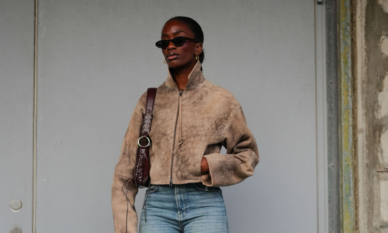 Jeansy z szeroką nogawką i czarne botki powracają jesienią do looków boho i à la lata 70.