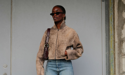 Jeansy z szeroką nogawką i czarne botki powracają jesienią do looków boho i à la lata 70.