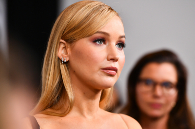 Mundurek stylowej mamy, Jennifer Lawrence? Jeansy baggy i masywne sneakersy