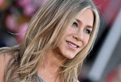 Jennifer Aniston w siwych pasmach