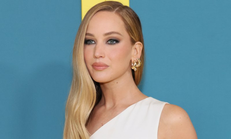 Jennifer Lawrence nie rozstaje się z ulubioną torebką Loewe