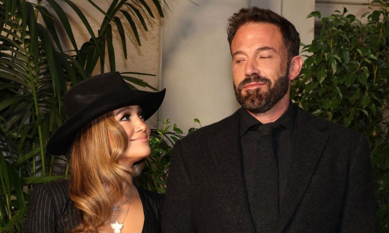 Podobne stylizacje Jennifer Lopez i Bena Afflecka: Casual w wydaniu Y2K