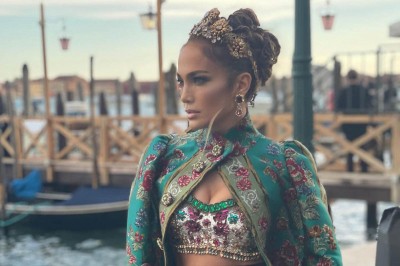 Inspirująca stylizacja: Jennifer Lopez w królewskiej pelerynie
