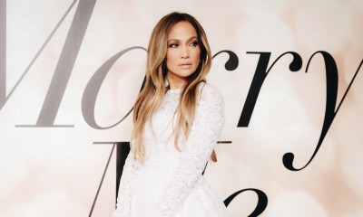 Jennifer Lopez w dzwonach i białej koszuli