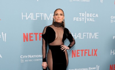 Jennifer Lopez w sukni Toma Forda na premierze dokumentu „Halftime”
