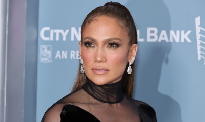 Jennifer Lopez w świątecznej stylizacji Valentino