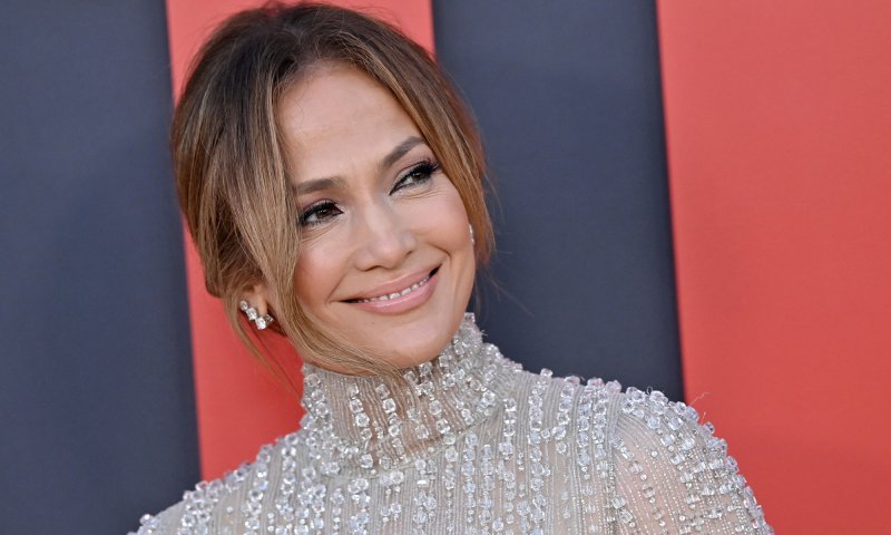 Jennifer Lopez w idealnym manikiurze na wiosnę 