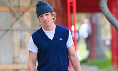 Jeremy Allen White w nonszalanckiej stylizacji z adidasami Samba w roli głównej