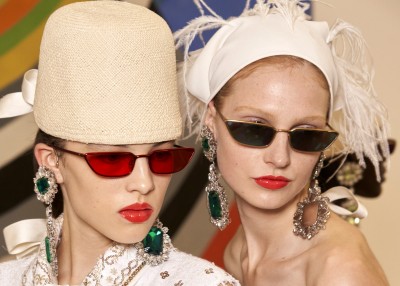Najgorętsze biżuteryjne trendy 2022: Kolor, vintage, recykling i „bałagan na szyi”