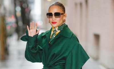 Jennifer Lopez w sukience ze zmysłowymi rozcięciami 