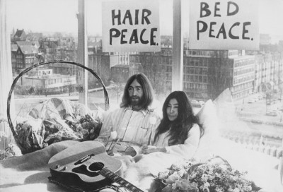 Yoko Ono i John Lennon. Co kryje się za jednym z najsłynniejszych zdjęć popkultury?