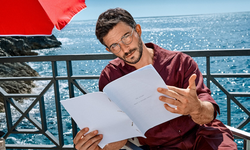 Jonathan Bailey debiutuje w kampanii „Off Script” w nowej roli ambasadora