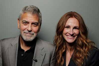 Julia Roberts w perfekcyjnej czarnej sukience pozuje u boku George’a Clooneya