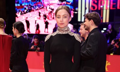 Kamila Urzędowska w czarnej kreacji odbiera nagrodę na festiwalu Berlinale