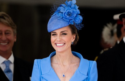 Kate Middleton w błękitnej sukience Alexandra McQueena