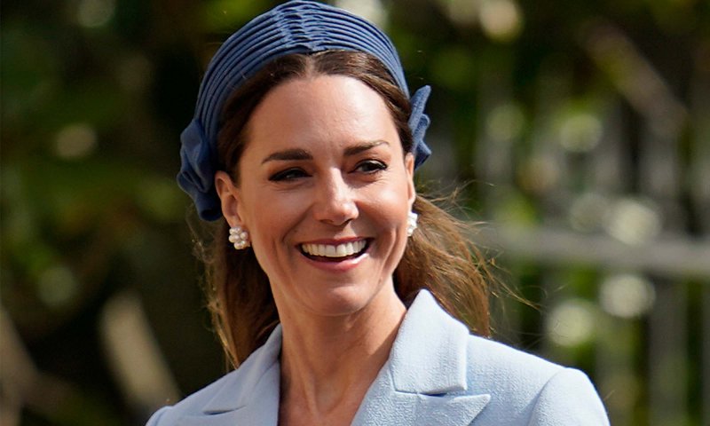 Kate Middleton i Charlotte w stylizacjach w odcieniu Wedgwood blue