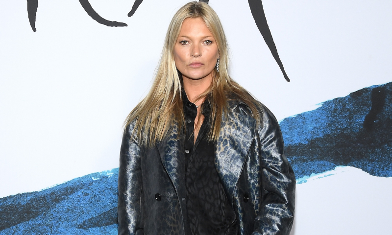 Wzorem Kate Moss, jesienią ciemne skinny jeans nosimy z kozakami z wysoką cholewką